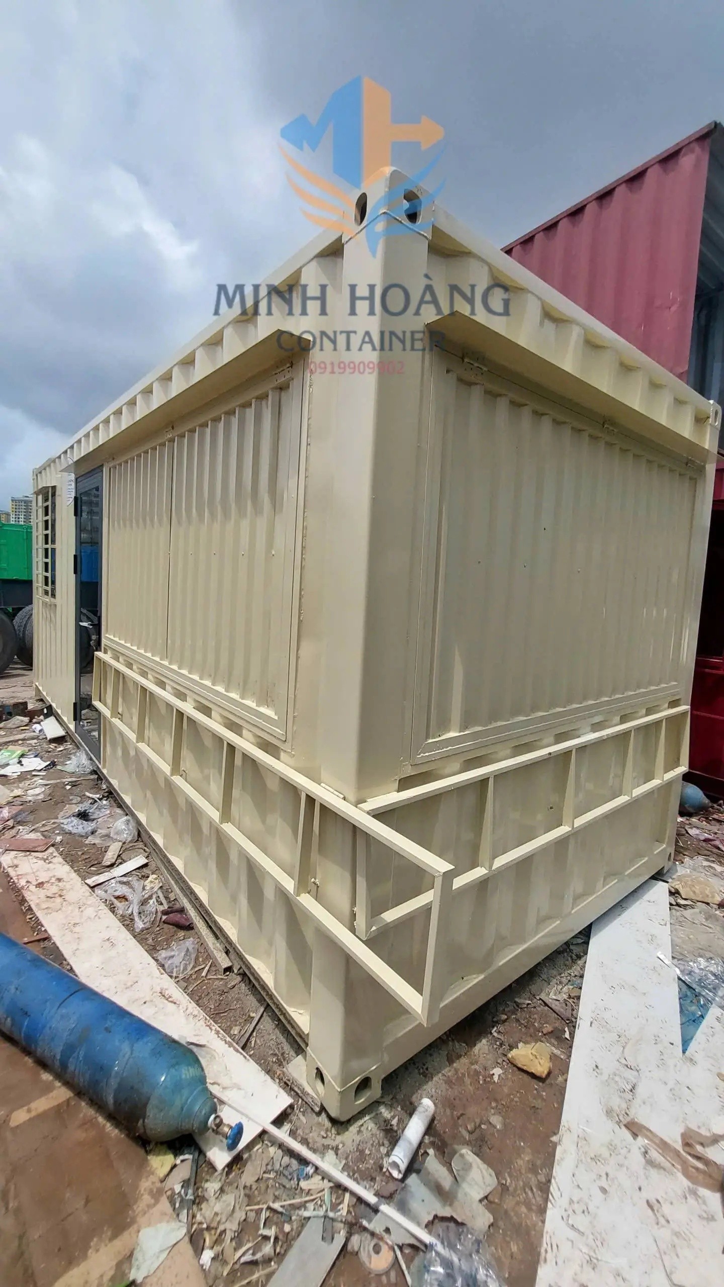 Container Cafe 20 Feet Vàng Nhạt Chia 2 Phòng + Ốp Gỗ Hiện Đại